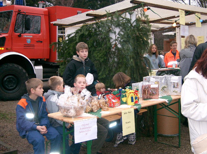 Kinder basteln für ihre Eltern ein Weihnachtsgeschenk Kinder basteln für ihre Eltern ein Weihnachtsgeschenk