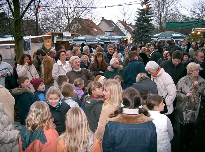 Besucher des Weihnachtsmarktes Besucher des Weihnachtsmarktes