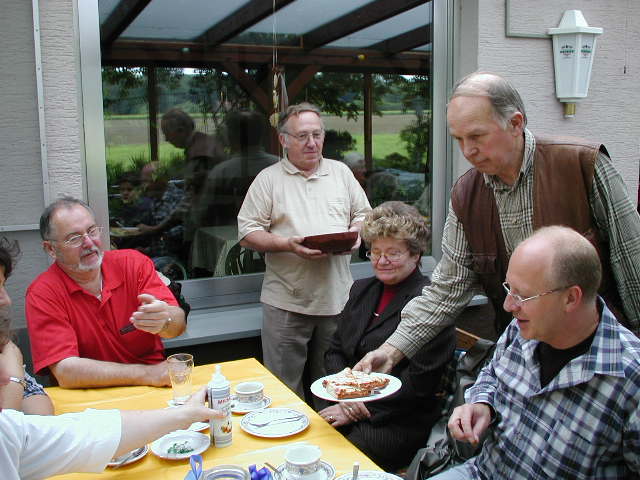 Der Wirt legt noch Kuchen nach Der Wirt legt noch Kuchen nach