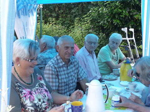 ALTDORF - Die Siedlervereinigung im Verband Wohneigentum von Altdorf hat im Garten des Vorsitzenden Kurt Gömmel ihr traditionelles Gartenfest gefeiert. Zu Beginn hoffte und bangte man nur, dass das Wetter hält, und es hat gehalten. Bei herrlichem Sommer