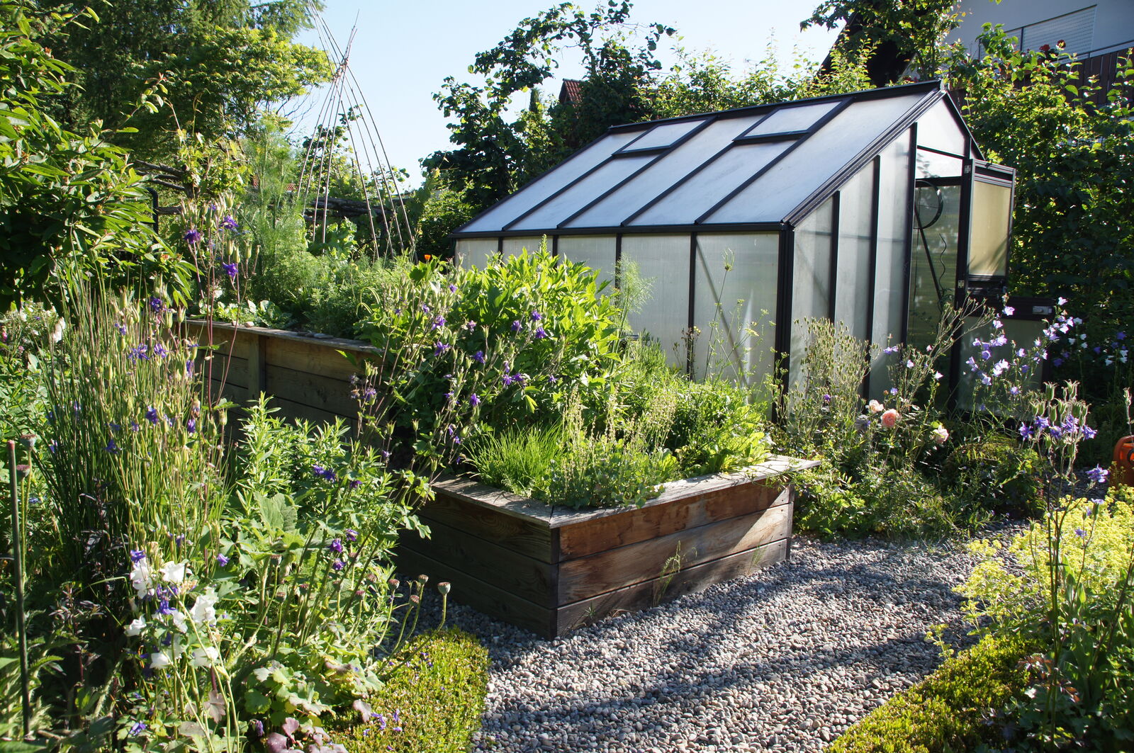 Garten mit Hochbeet u. Gewächshaus