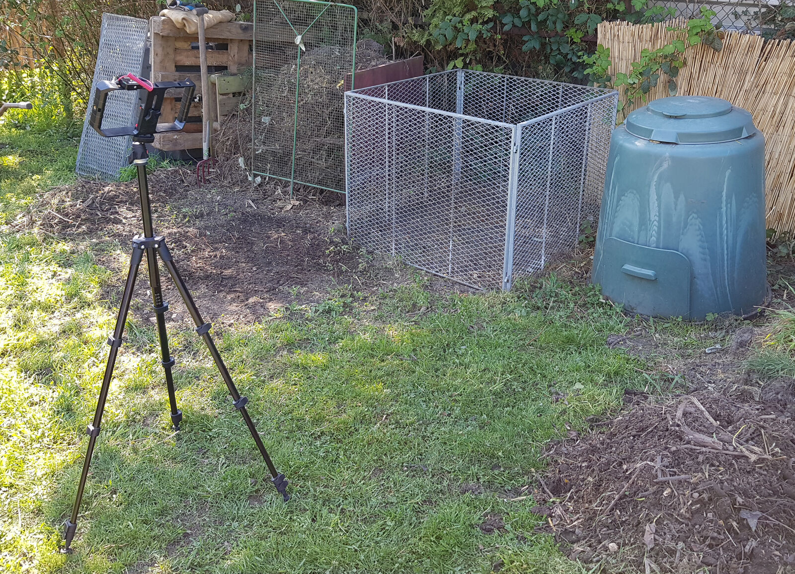 Im Garten aufgestellte Kamera