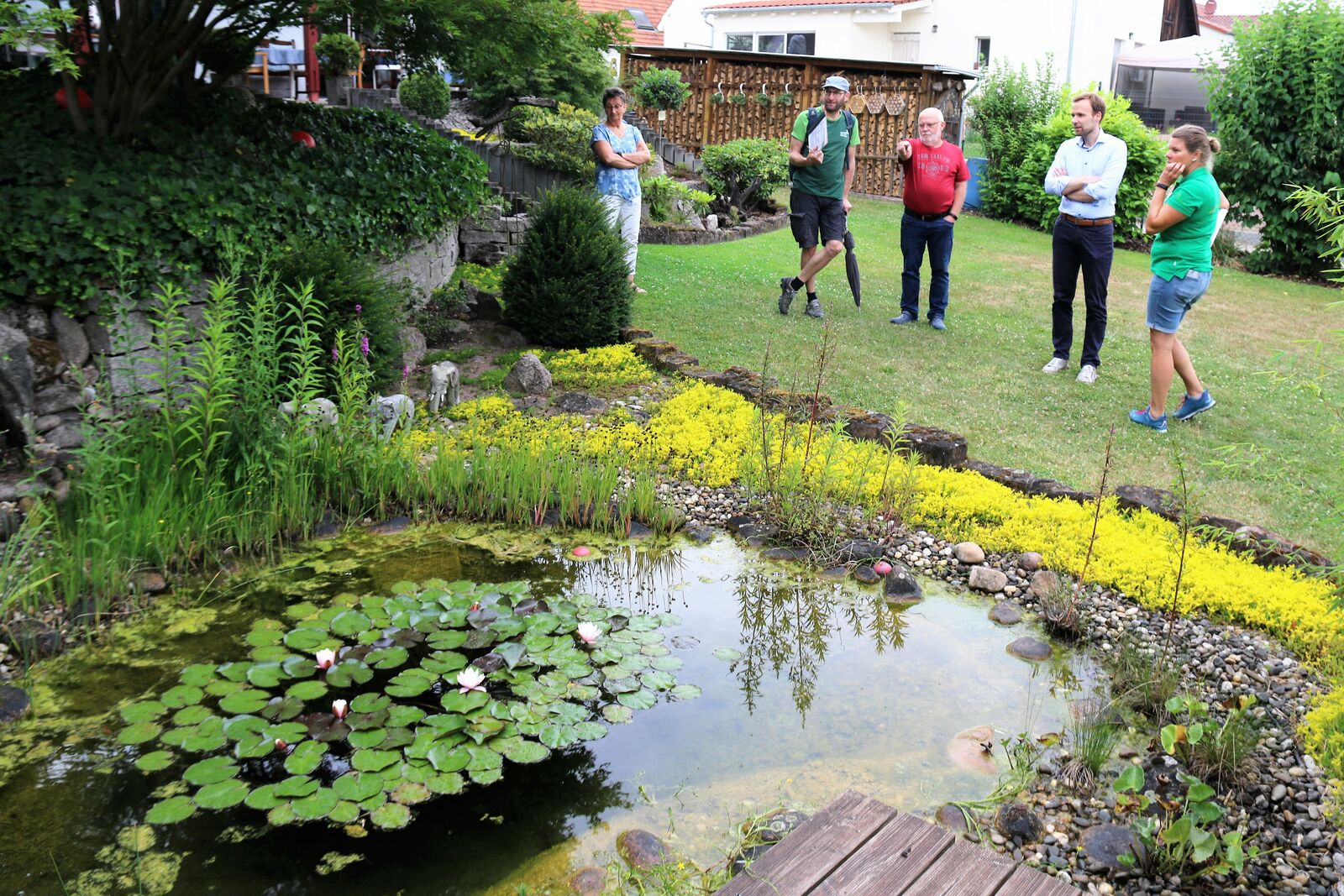 Jury Gartenwettbewerb besichtigt Garten