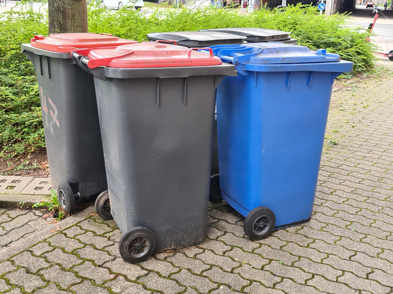 Mülltonnen auf dem Gehweg