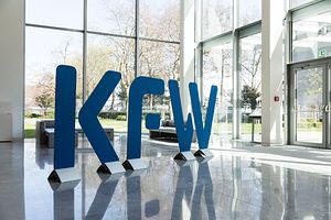 Themenbild: KfW Logo Eingangsbereich Zentrale FFM