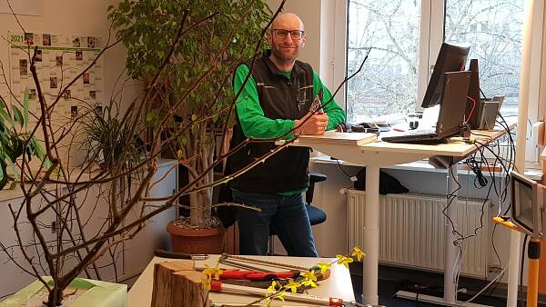 Themenbild: Gartenberater im Büro bei Online-Vortrag Themenbild: Gartenberater im Büro bei Online-Vortrag