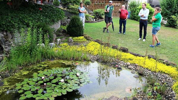 Themenbild: Jury Gartenwettbewerb besichtigt Garten Themenbild: Jury Gartenwettbewerb besichtigt Garten