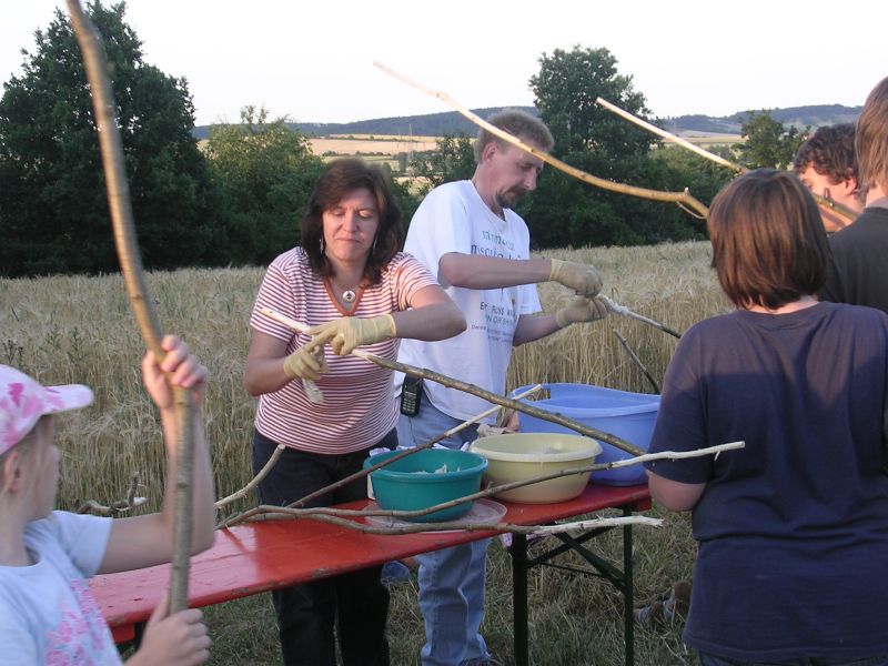 Rosi und Reinhold hatten in diesem Jahr 7 kg Teig für das Stockbrot vorbereitet.   © Gabriele Jahrsdörfer