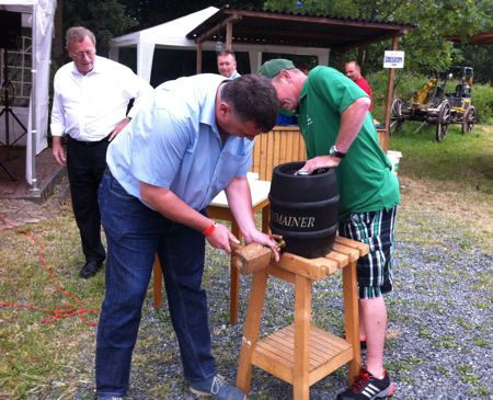 Bieranstich durch 2. Bürgermeister H. Stich