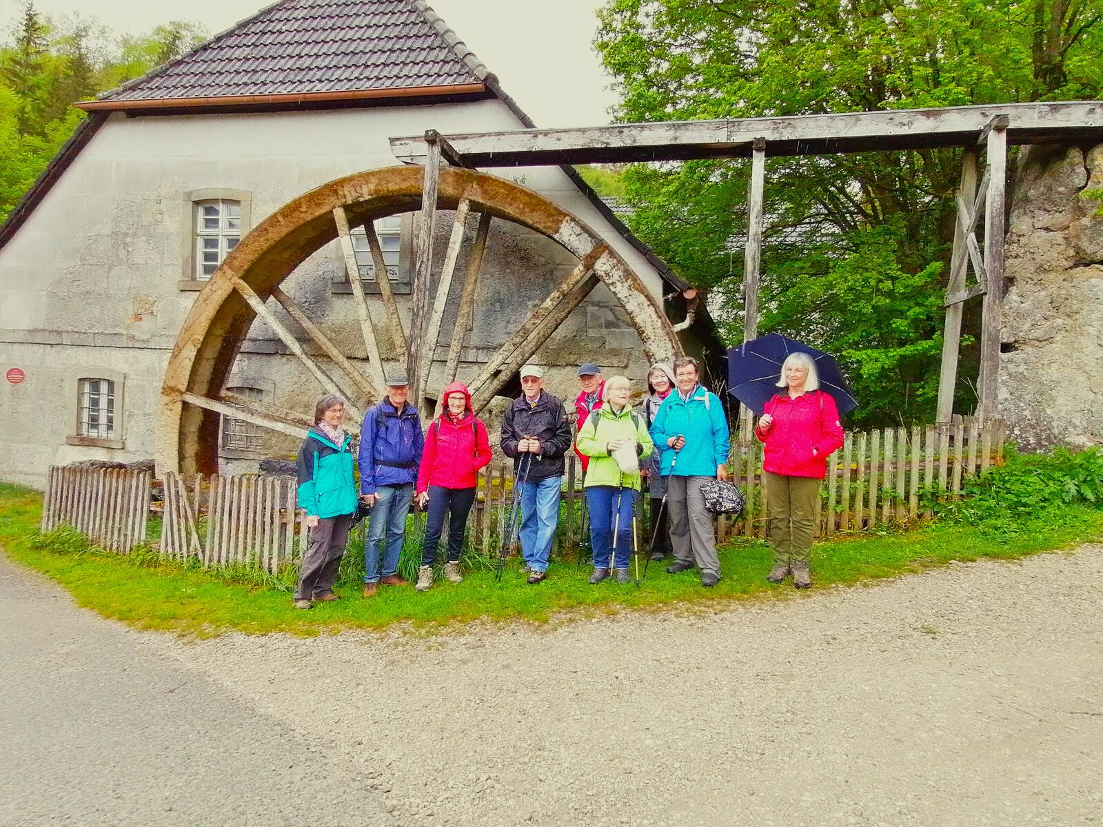 Gruppe mit Mühlrad