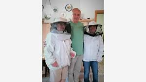 Personen mit Bienenschutzkleidung