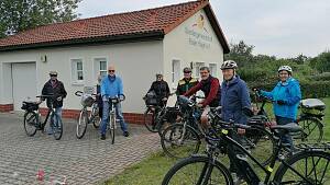 Radfahrer vor dem Siedlerheim der Siedlergemeinschaft Roter Hügel Bayreuth