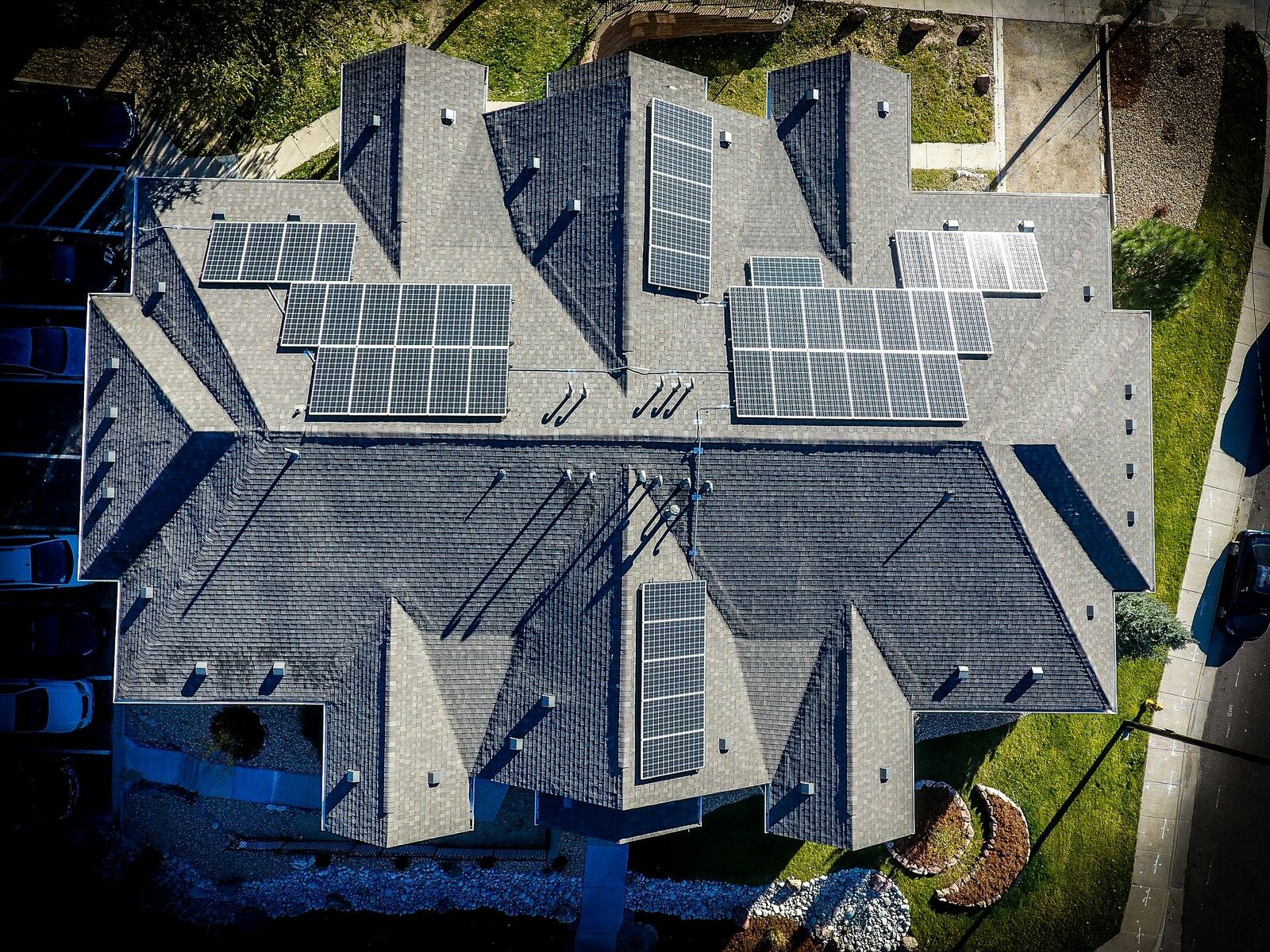 Dach mit Solaranlagen aus der Vogelperspektive