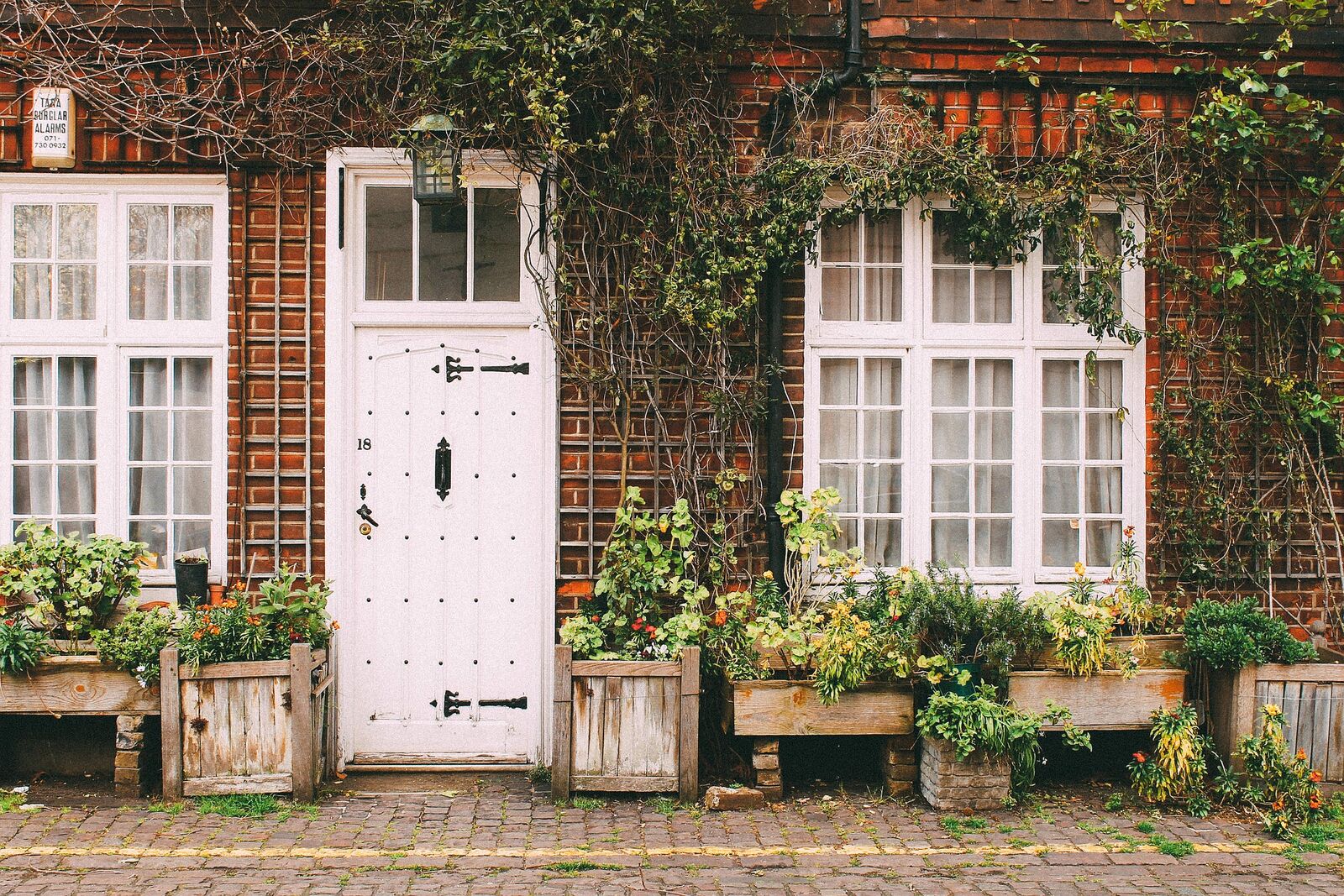 Tür und Fenster eines Hauses