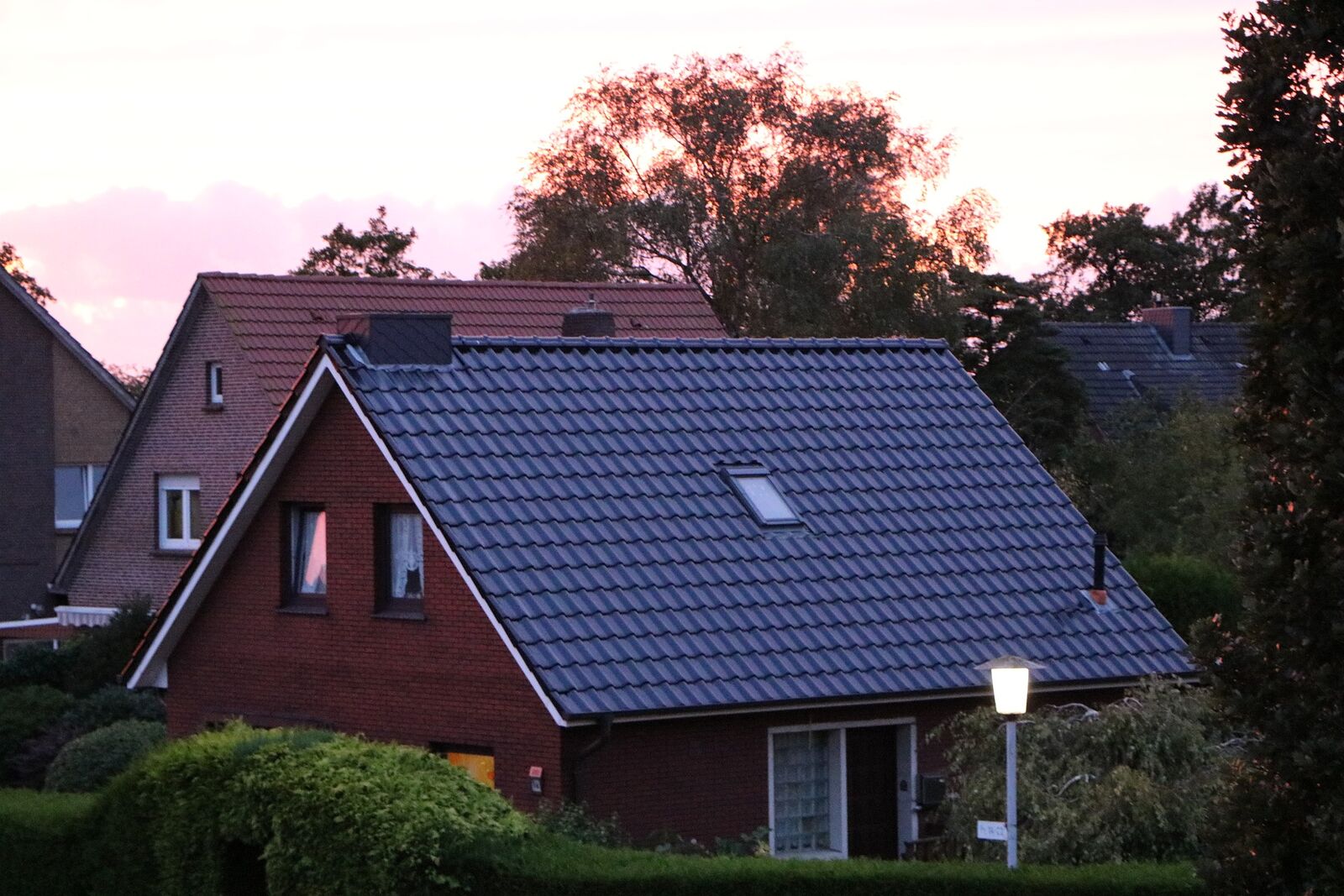 Einfamilienhaus in der Dämmerung abgebildet