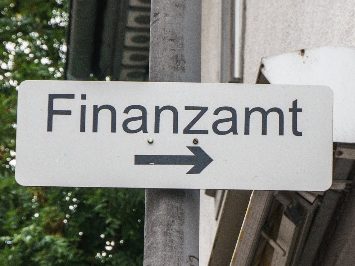 Straßenschild mit Aufdruck Finanzamt