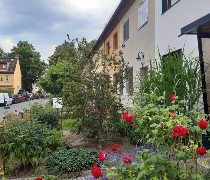 Foto der Siedlung Fritz Reuter, Häuser und Vorgarten mit Rosen