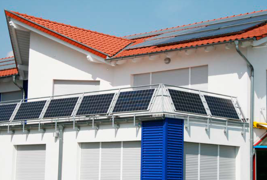 Solarpanele an Terassenabgrenzung im 2. Stock eines Einfamilienhauses
