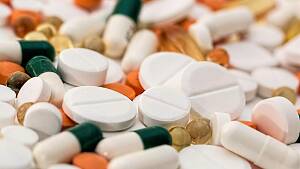 unzählige Tabletten in verschiedenen Formen und Farben