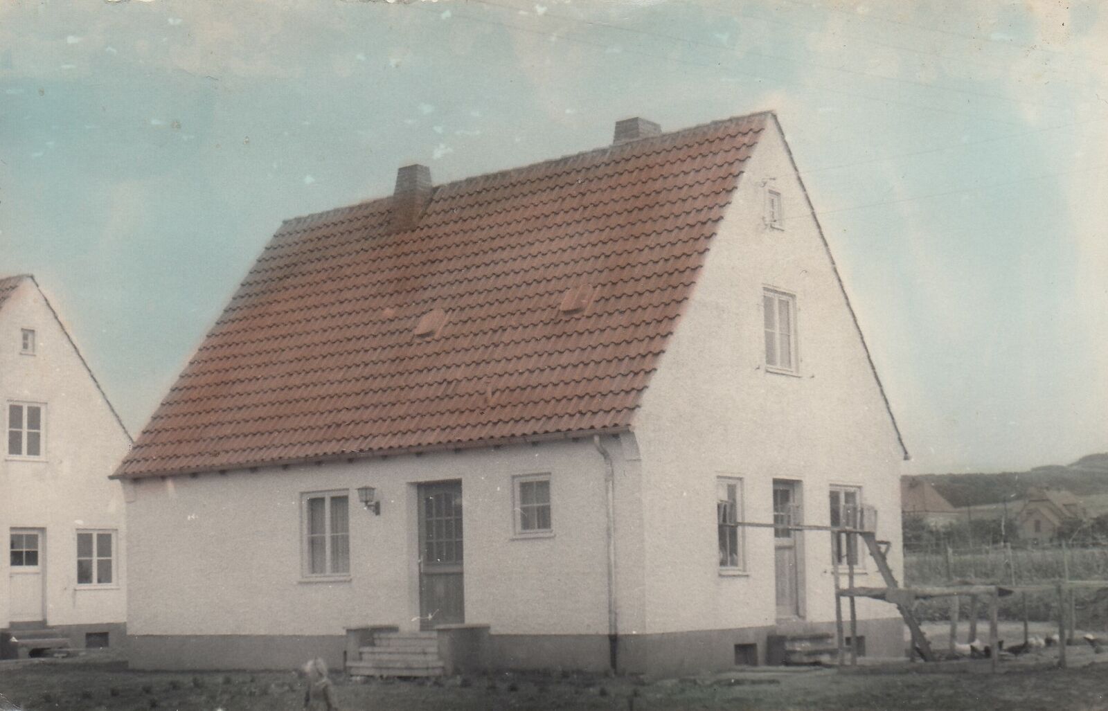 Haus Nr. 27 mit Stalltür Hühnerleiter und Hühnerauslauf 1954