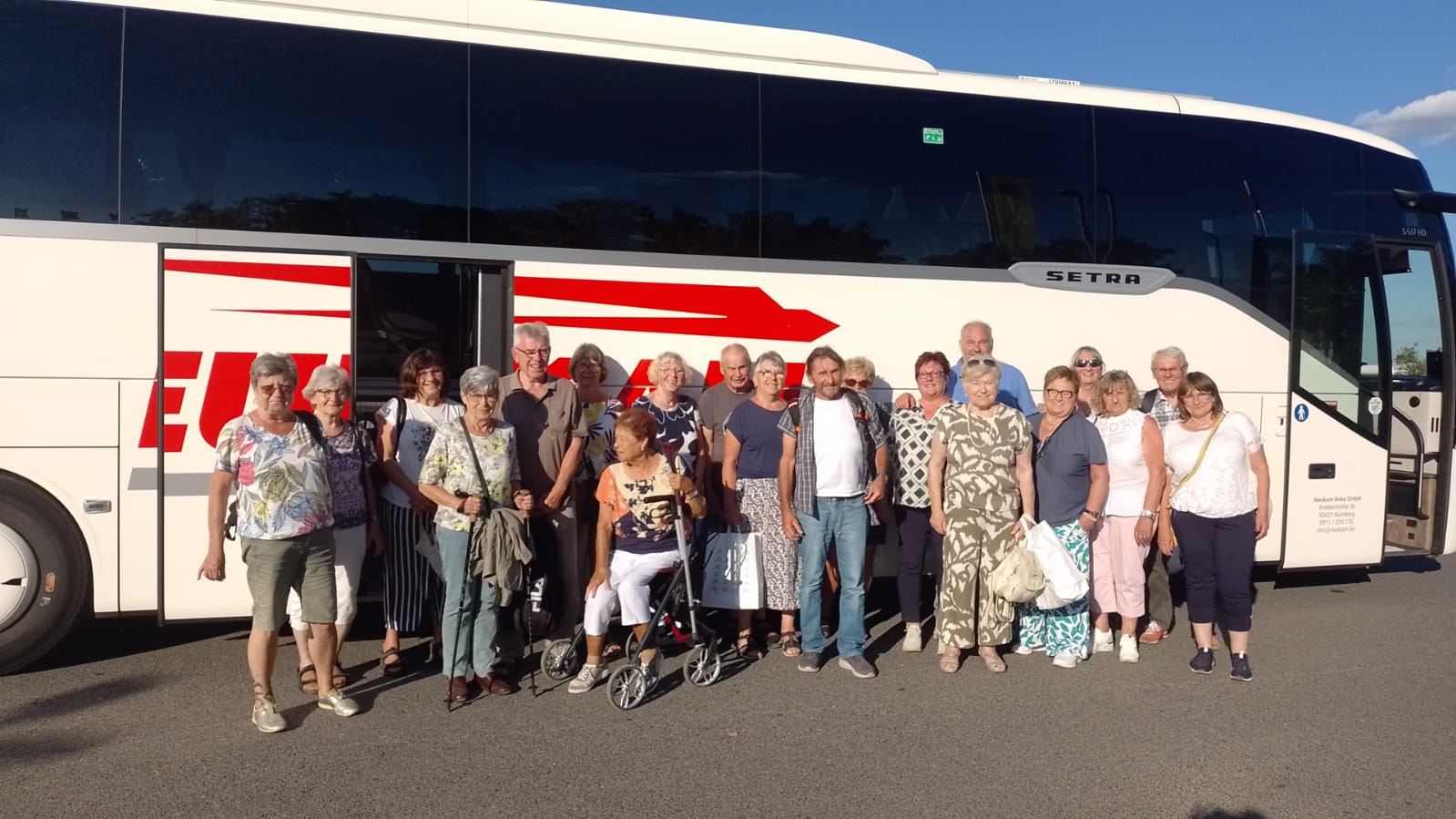 Gruppenfoto vor dem Bus