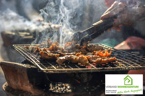 Kommt es beim Grillen mit Holzkohle zu starker Qualm- und Rauchentwicklung, müssen Nachbarn dies nicht hinnehmen.