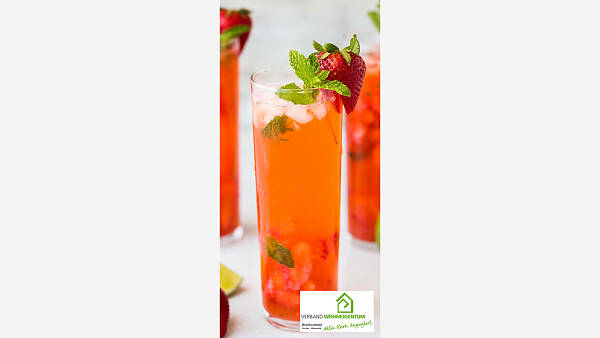 Themenbild: Erdbeer-Rhabarber-Drink mit Minze