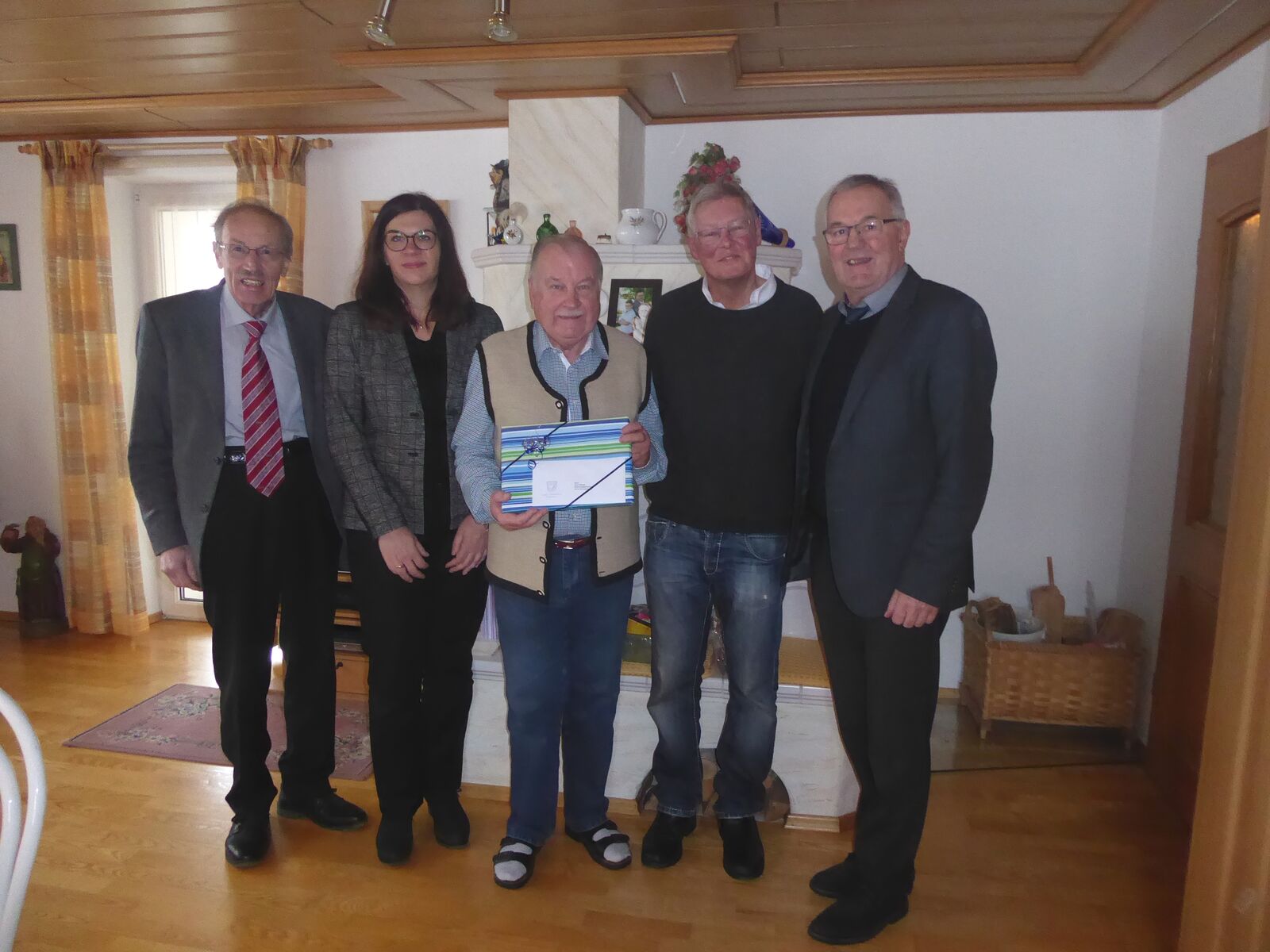 Josef Wilhelm mit Gratulanten zum 80. Geburtstag