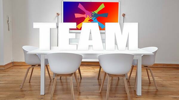 Themenbild: Konferensraum mit Schriftzug TEAM