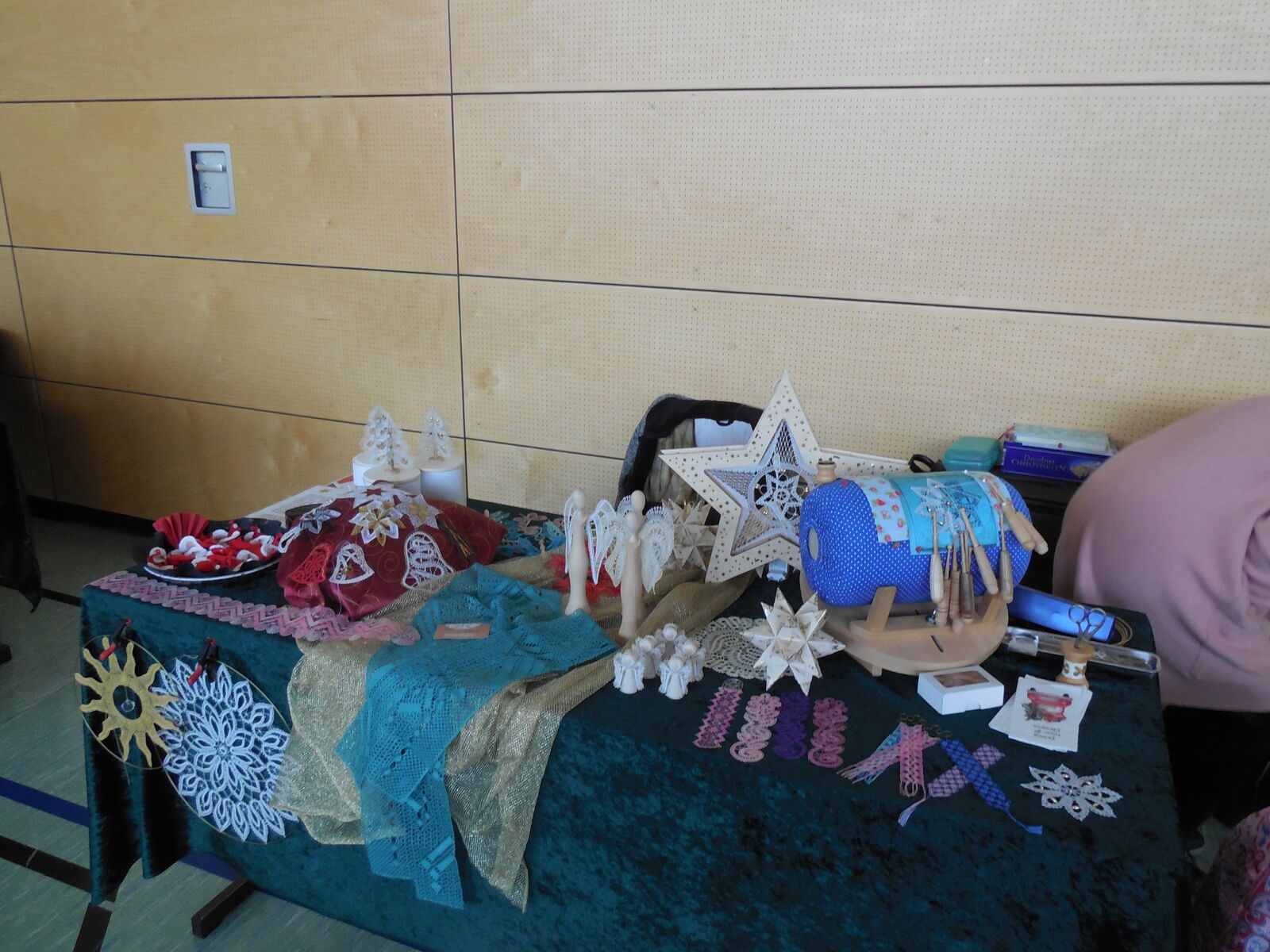 Frau Neumann mit ihren Jköppelarbeiten