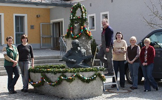 Osterbrunnen 2010 mit Helfern