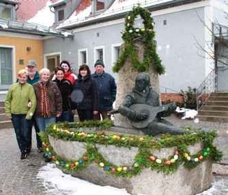 Osterbrunnen 2013 mit Helfern