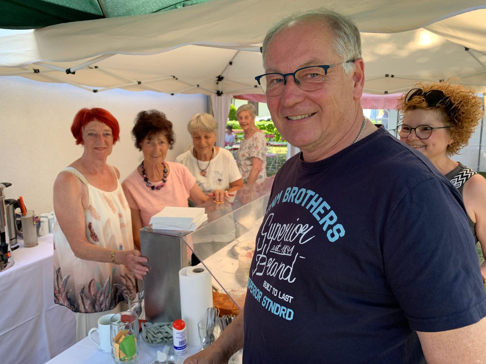 Damenriege mit Gast