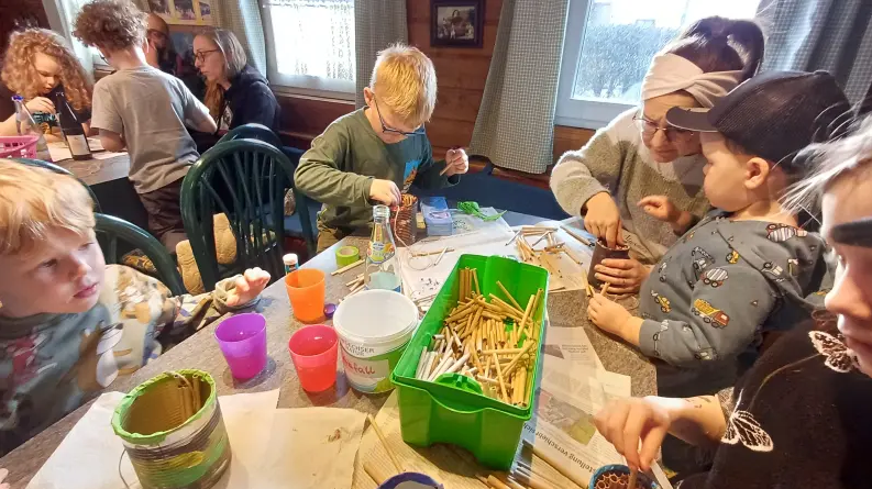 Kinder beim Insektenhotelbau
