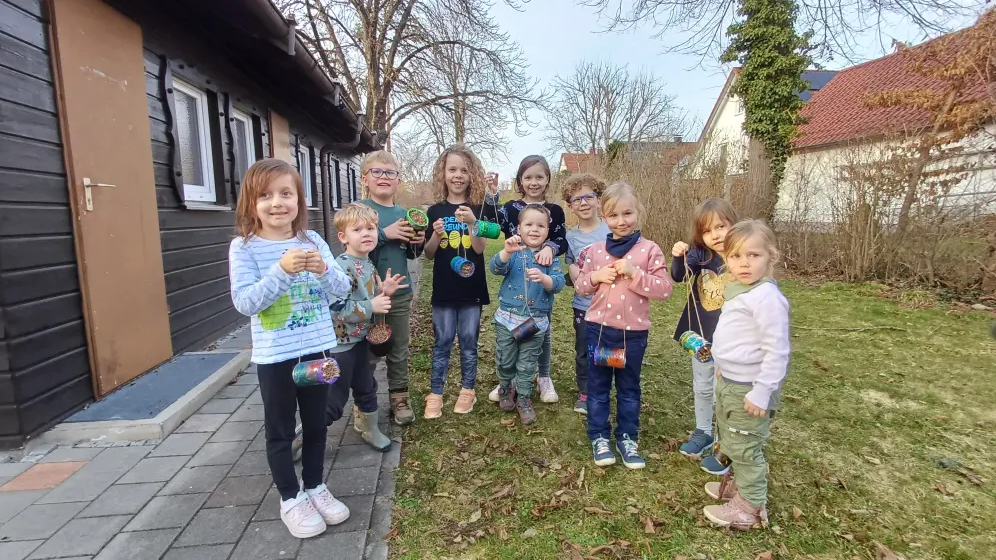 Kinder mit Insektenhotels