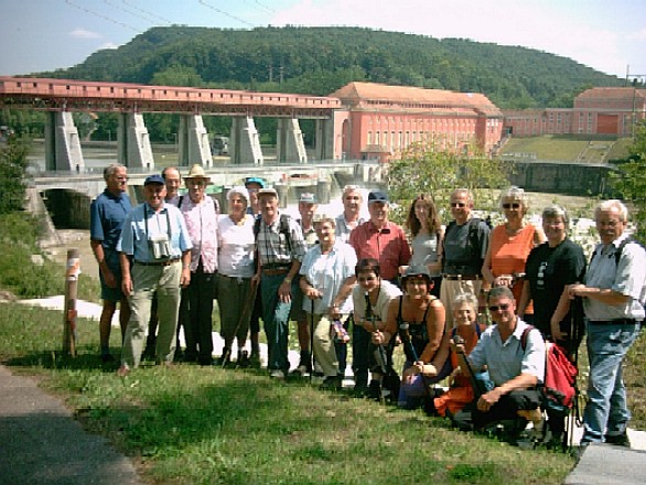 die Wandergruppe vor dem Kraftwerk Eglisau