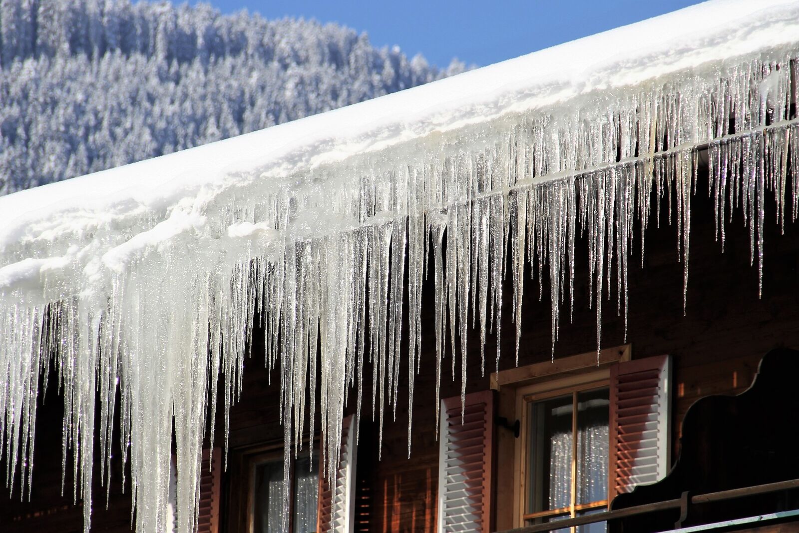 Haus mit Eiszapfen und Schnee