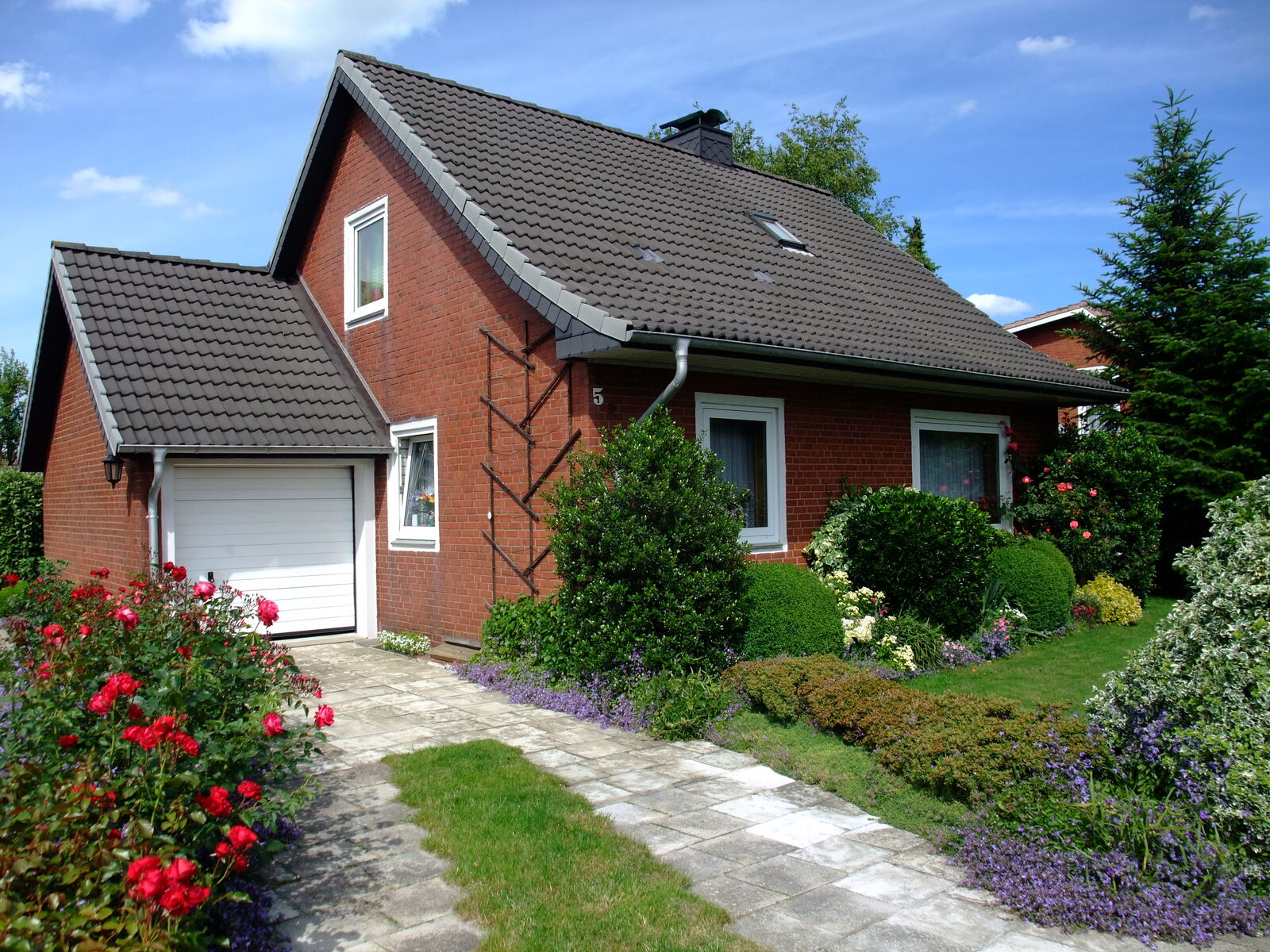 Einfamilienhaus mit Vorgarten