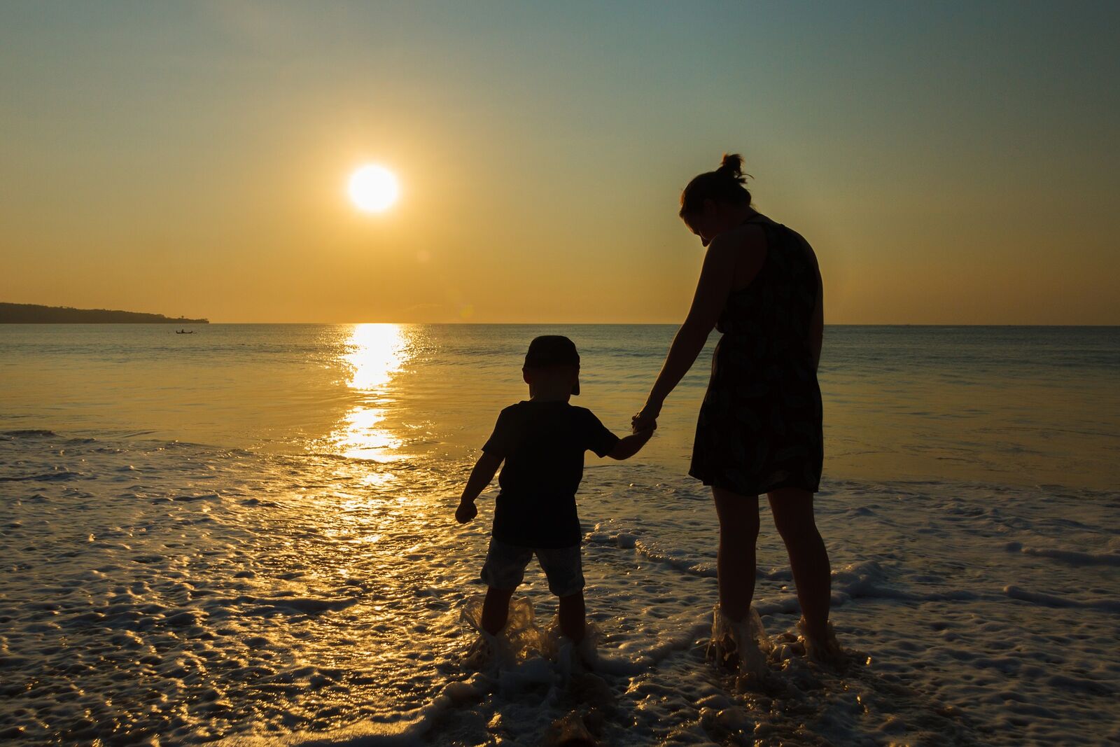 Frau mit Kind am Strand