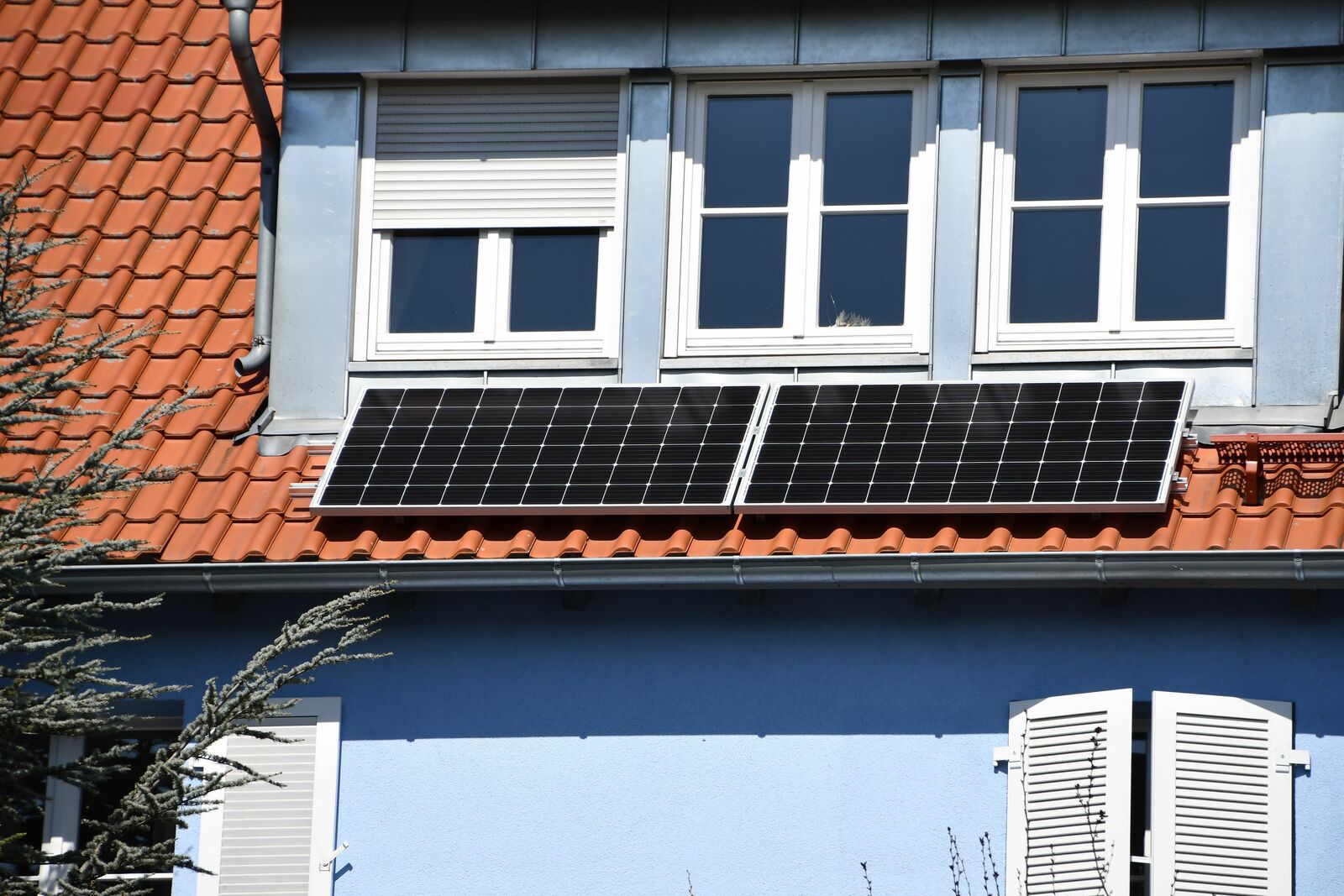 Steckersolargerät auf dem Dach eines Eigenheims