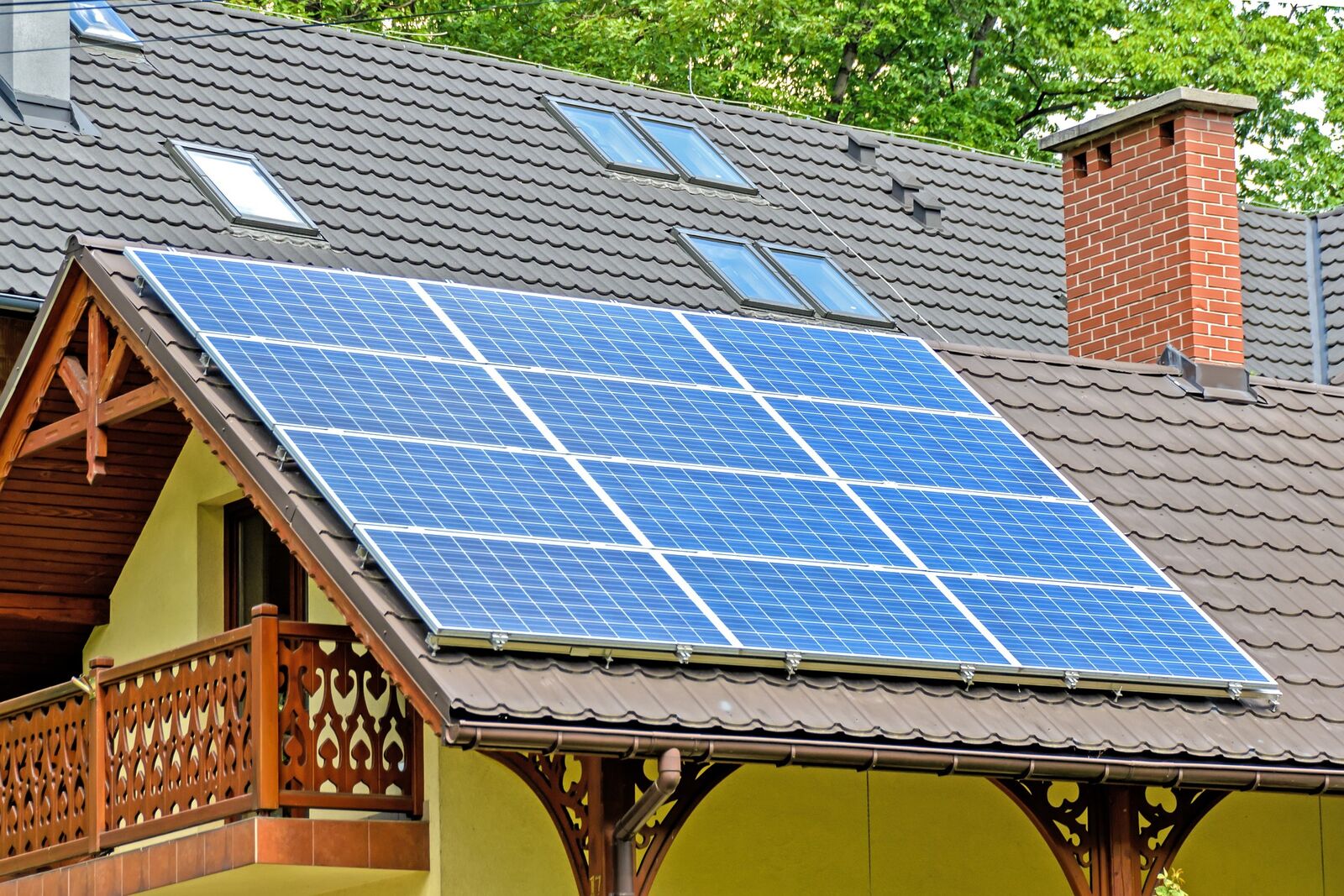 Solarpaneele auf einem alten Hausdach