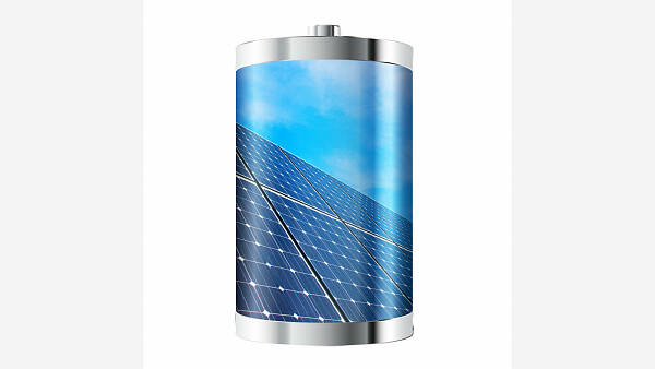 Symbolbild: Batterie, in der sich blauer Himmel und Solar-Panels spiegeln.