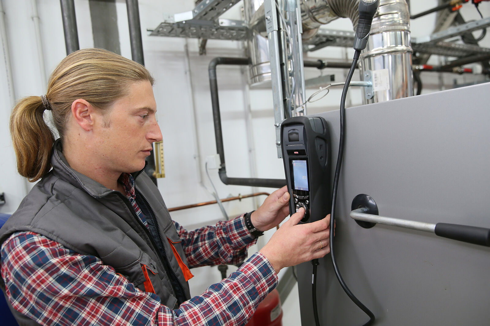 Techniker kontrolliert Wärmepumpe