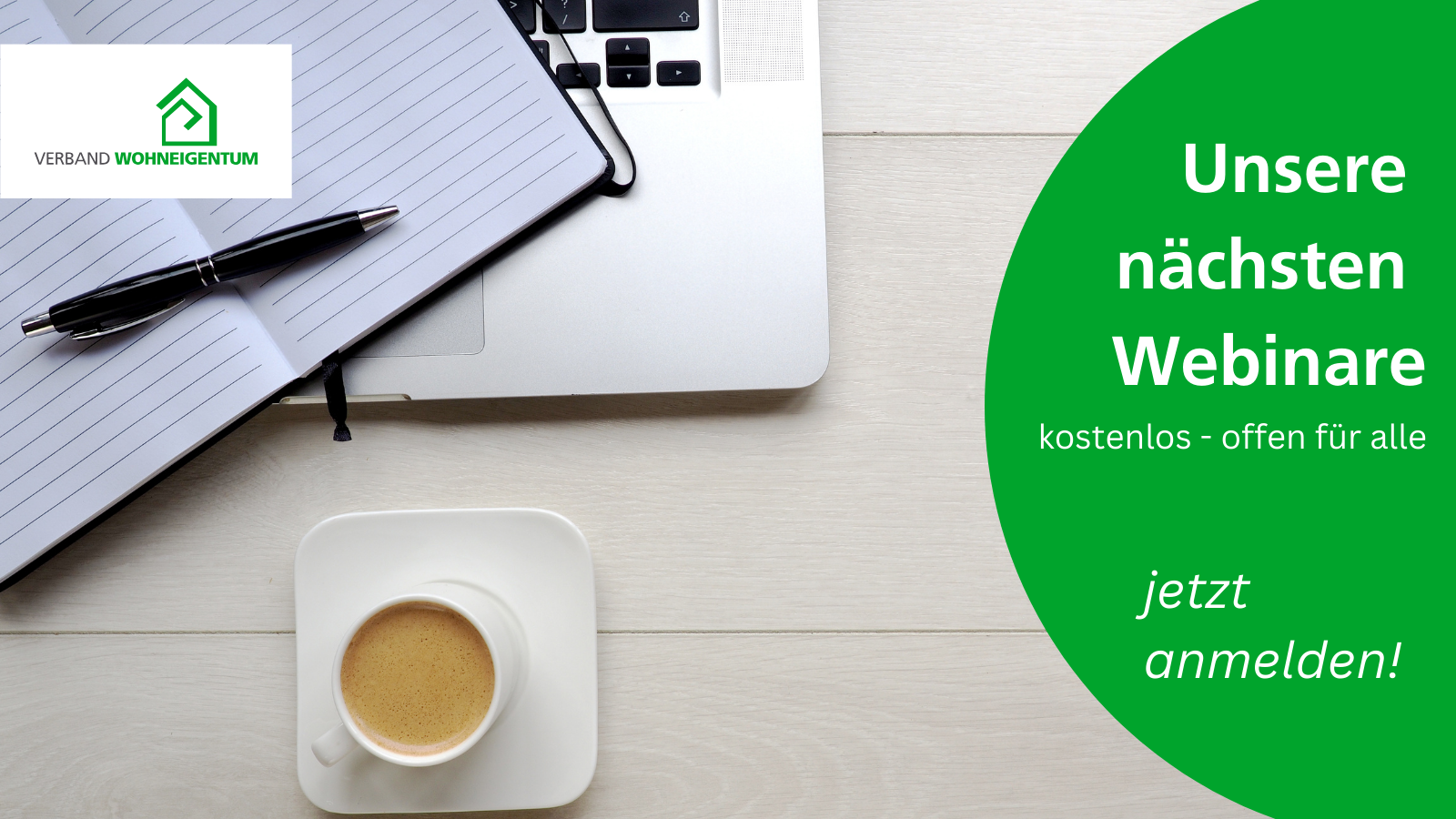 Ein Laptopn von oben fotografiert auf einem grauen Tisch mit Kaffeetasse, in einem grünen Kreis steht in weißer Schrift Unsere nächsten Webinare, kostenlos und offen für alle