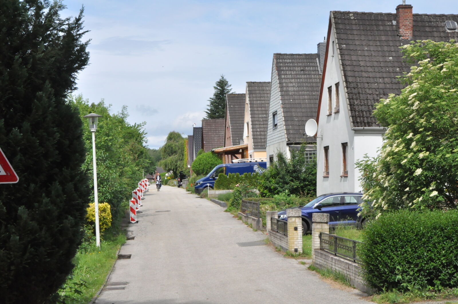 Eine Straße mit Reihenhäusern auf der rechten Seite