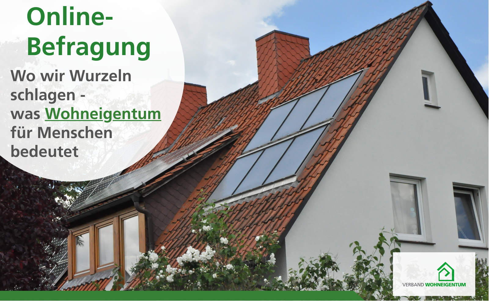 Obere Hälfte eines Hauses mit Photovoltaik auf dem Dach und Rosensträuchern davor. In einem runden Textfeld steht: Online-Befragung. Was Wohneigentum für die Menschen bedeutet.