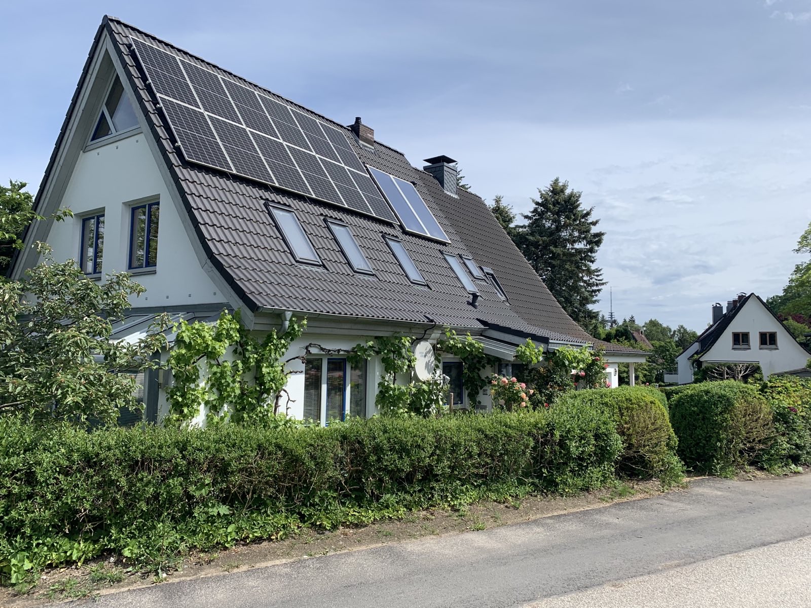 Ein Einfamilienhaus mit Photovoltaik-Panelen auf dem Dach