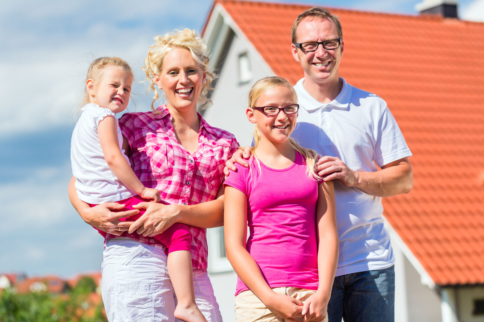 Familie vor eigenem Haus