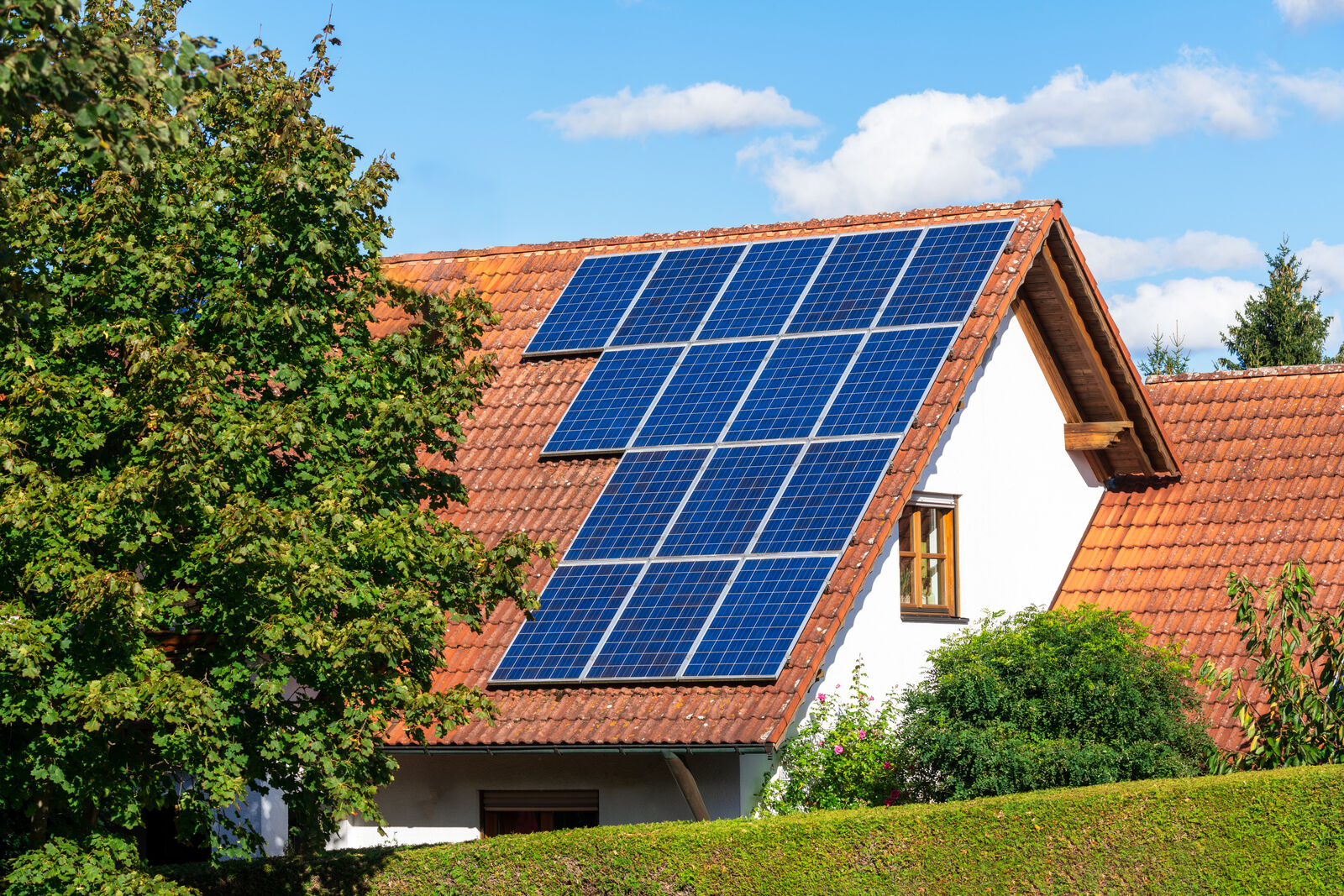 Ein Dach mit Solarpanelen