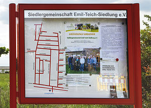 Themenbild: Schautafel am Eingang der Emil-Teich-Siedlung